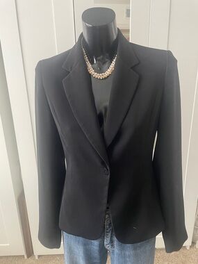 Women's Black Single-Button Blazer with Burgundy Turtleneck Styling